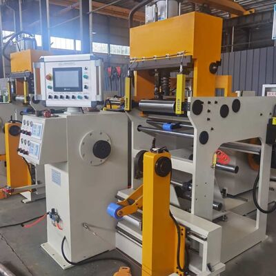 Máquina de bobinado de papel transformador de soldadura en frío con 5,5 kW de potencia y dos desenrolladores para bobinado de precisión